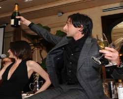 Adrien Brody consuming alcohol